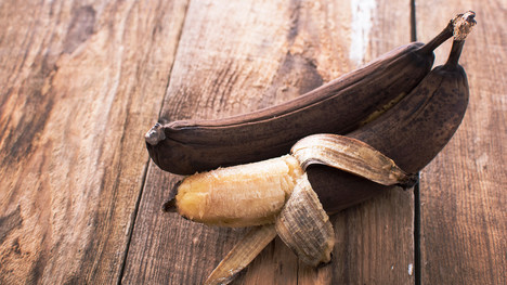Už nikdy ich nevyhoď! Vyskúšaj 3 recepty z prezretých banánov