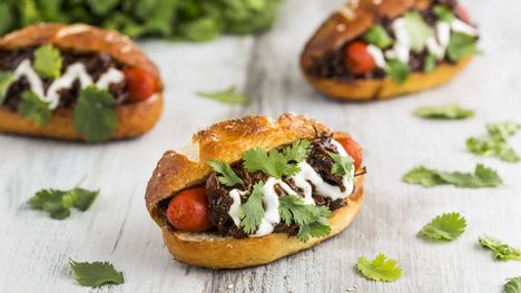 Recept na: Mini hot dog s trhaným hovädzím mäsom
