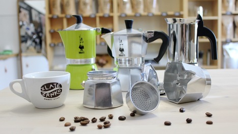 Ako si pripraviť skvelú kávu aj doma a hlavne bez drahého vybavenia?
