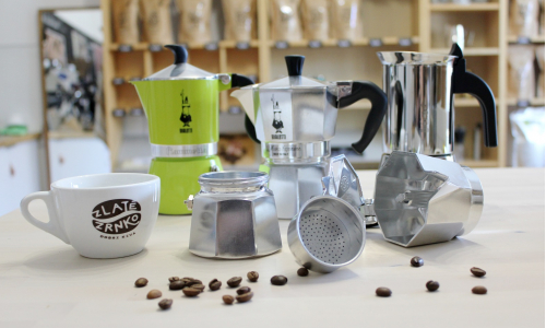 Ako si pripraviť skvelú kávu aj doma a hlavne bez drahého vybavenia?