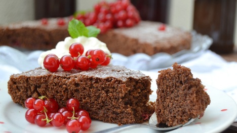 Sezóna ríbezlí: Ochutnaj tento nadýchaný ríbezľovo-čokoládový koláč!