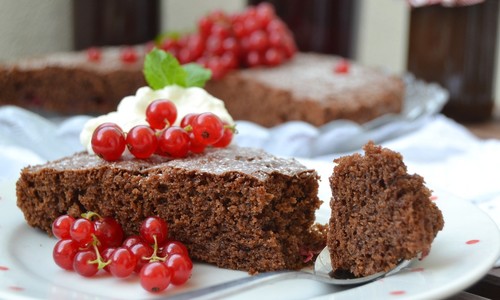 Sezóna ríbezlí: Ochutnaj tento nadýchaný ríbezľovo-čokoládový koláč!