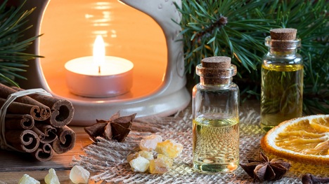 Vône na zimu: Ktoré éterické oleje a sviečky dodajú príbytku tú správnu atmosféru