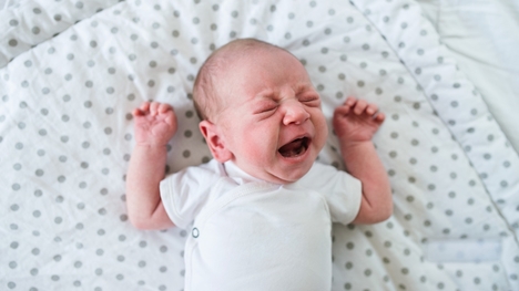 Kontroverzné uspávanie plačom: Nechať dieťa vyplakať alebo nie?