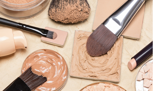 Makeup v tyčinke: Kryje rovnako ako jeho tekutá verzia?