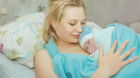 Dojčenie po cisárskom reze: Ako manipulovať s bábätkom?
