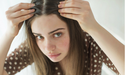 Čo spôsobuje spánok s mokrými vlasmi? Toto vážne nechceš!