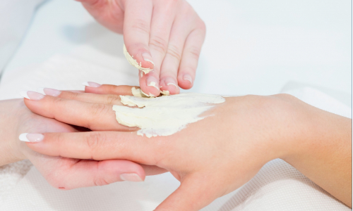 Domáca kúra pre ruky: Zbaví pigmentových škvŕn aj stvrdnutej kože