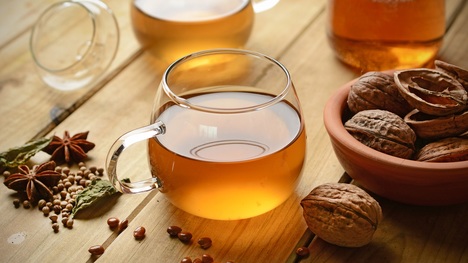 Čaj z orechových škrupín: Skutočne prospieva nášmu zdraviu?