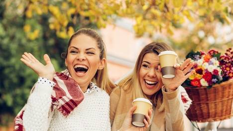 Vieš, prečo je pravidelné kávičkovanie s priateľkami také prospešné?
