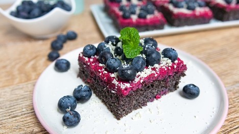 Videorecept: Dokonalý makový koláč s mascarpone a lesným ovocím
