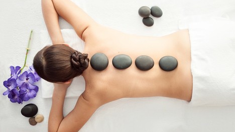 Zvoľte si v zime hot stones masáž. Aké má účinky?