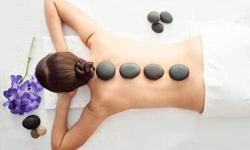 Zvoľte si v zime hot stones masáž. Aké má účinky?