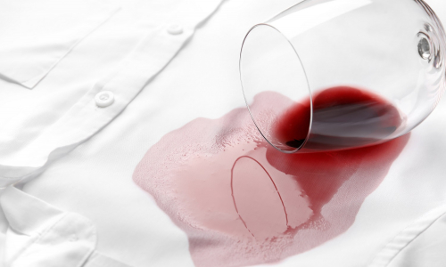 Ako odstrániť škvrny od červeného vína? Toto pomôže, no konaj rýchlo!