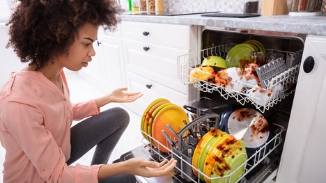 Čo spôsobuje zápach z umývačky riadu a čo robiť, ak dobre neumýva?