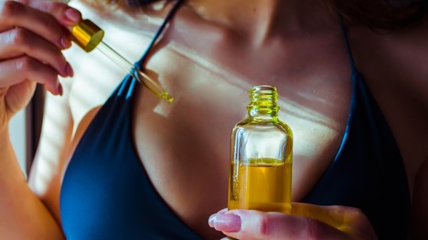 Karanjový olej: Spoznaj jeho účinky, ktoré v lete určite využiješ