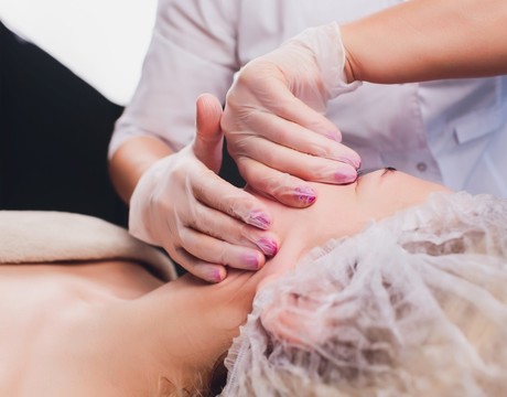 Bukálna masáž ako náhrada botoxu? Podľahla jej J.Lo, Meghan Markle a ďalšie celebrity