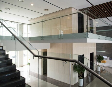 Sklenené zábradlie na schody: Výrazný prvok moderného interiéru