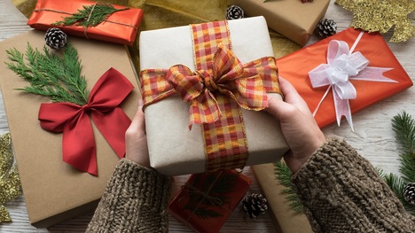 Tipy na darčeky pre celú rodinu: Čo darovať mame, otcovi či deťom?