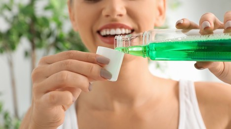 5x recept na domácu ústnu vodu: Skúsiš mätovú alebo so šalviou?