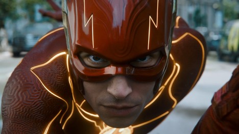 Komiksový Flash čoskoro v kinách: Bude cestovať v čase a stretne dvoch Batmanov. Pozri si nový trailer!