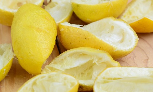 Ako využiť citrónovú kôru? Skvelo odstráni usadeniny i mastnotu!