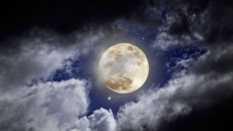 4 fakty ako na nás vplýva spln Mesiaca