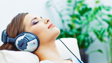 Pri akej hudbe relaxuješ najradšej? Spoznaj upokojujúce liečivé zvuky