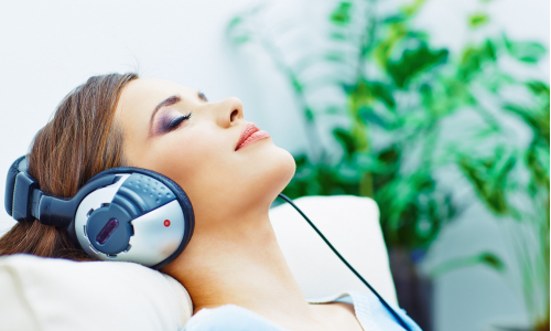 Pri akej hudbe relaxuješ najradšej? Spoznaj upokojujúce liečivé zvuky