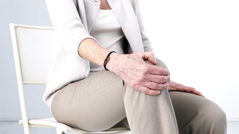 Nepríjemná bolesť kolenného kĺbu: Čo za ňou môže stáť?