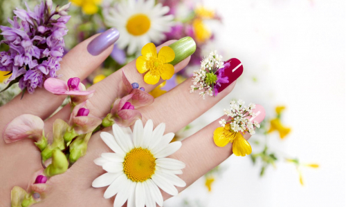 Inšpiruj sa letnými trendmi: Pozri, ako sa robí kvetinová manikúra!
