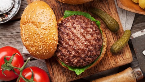 Hamburgery na domáci spôsob: TOP 3 recepty, ktoré musíš skúsiť!