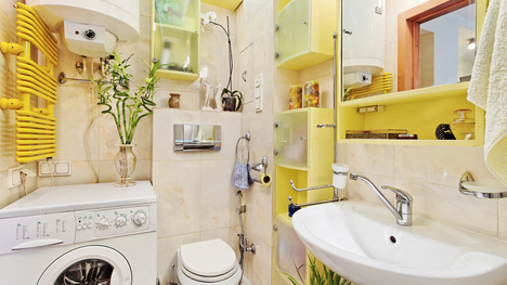 Praktické tipy pre malý byt: Ako zväčšiť úložný priestor kúpeľne?