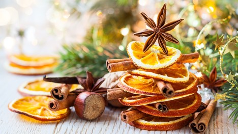 Voňavé DIY vianočné dekorácie zo sušených pomarančov: Na stromček i na veniec