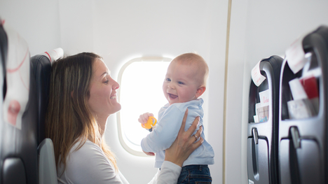Vyskúšali sme si, aké je to cestovať lietadlom s bábätkom. Čo vám radíme?