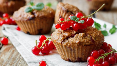 Jednoduché ríbezľové muffiny s jogurtom: Pochutnaj si, kým je ich sezóna!