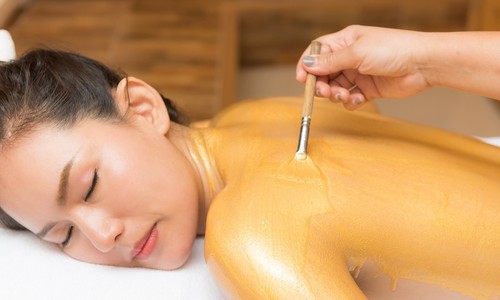 Luxusná zlatá masáž – prečo vyskúšať masáž so vzácnym zlatom?