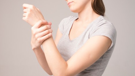 Tŕpnutie prstov na rukách a nohách – môže ísť o prejav ochorenia?