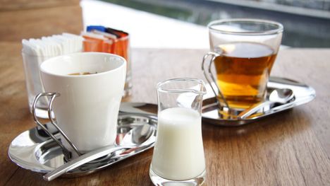 Prečo by sme si mali pridávať mlieko do kávy a čaju?