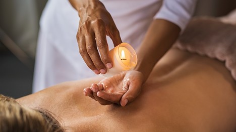 Aromatická masáž masážnou sviečkou – ako prebieha a aké má účinky?