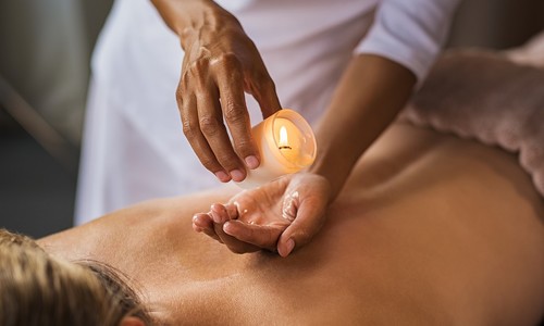 Aromatická masáž masážnou sviečkou – ako prebieha a aké má účinky?