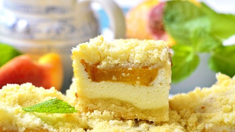 Recept: Najlepší tvarohový koláč s broskyňami – nič ho neprekoná!
