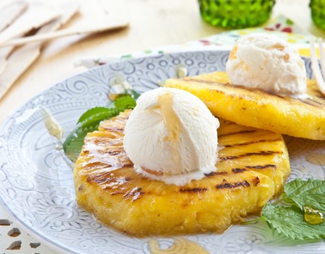Letná pochúťka na tanieri: Grilovaný ananás s kokosovým krémom