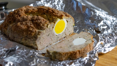 Klasická fašírka s vajíčkom pečená v rúre