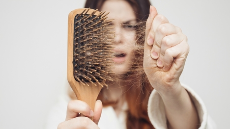 Ako vyčistiť kefu na vlasy? Vyskúšaj tento jednoduchý trik!