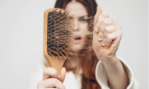 Ako vyčistiť kefu na vlasy? Vyskúšaj tento jednoduchý trik!