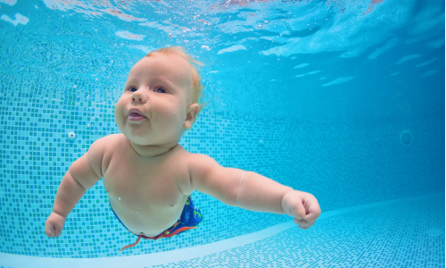 Čo všetko môže urobiť plávanie s bábätkom? Začať s ním alebo počkať?