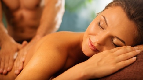 Masážny zážitok pre náročných: Čím je špeciálna erotická nuru masáž?