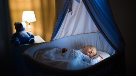 Uspávanie bábätka bielym šumom: Môže dieťatku ublížiť?!