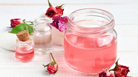 Účinky ružovej pleťovej vody: S ktorými kožnými problémami ti pomôže?